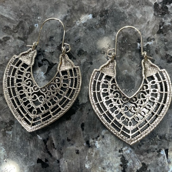 🦋 3/$24 Silver-toned boho teardrop earrings / NWOT - Picture 3 of 3